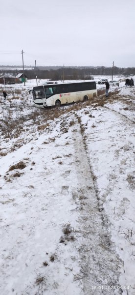 В Острогожском районе сотрудниками полиции устанавливаются обстоятельства съезда в кювет рейсового автобуса